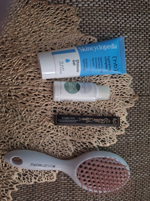 Сет козметика и четки за коса