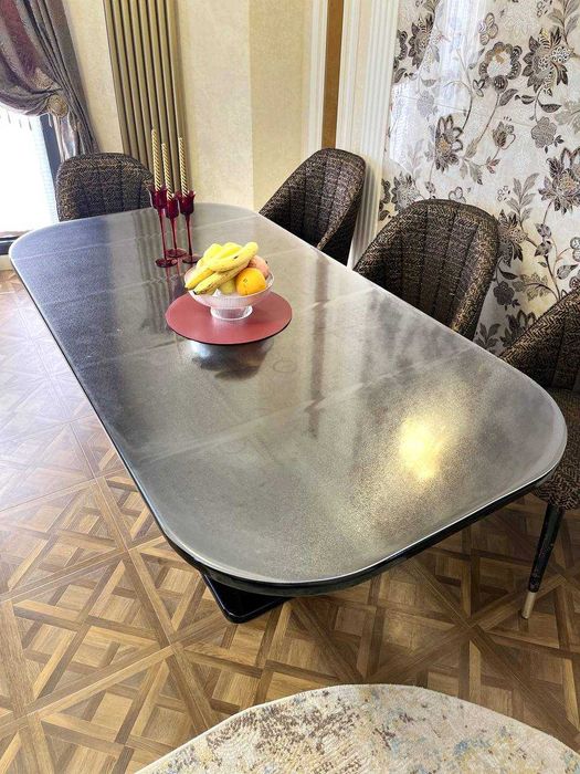 Стильный стол в гостиную