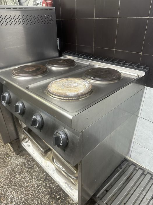 Професионална печка с 4 котлона и място за съхранение на тенджери