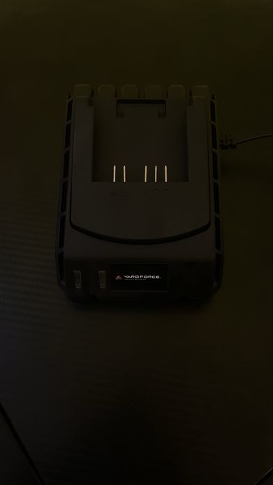 Продавам зарядни и батерии на YARD FORCE