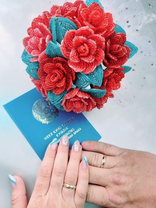 Розы из бисера .