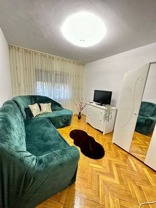 Închiriez apartament cu 4 camere