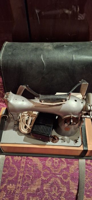 Шевна машина, едната е руска с мотор и другата е ръчна.