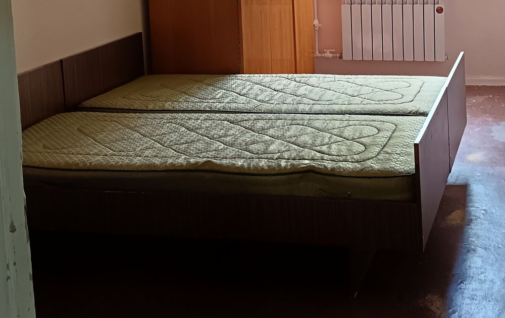 Продаются 2 кровати односпальная и шифонер