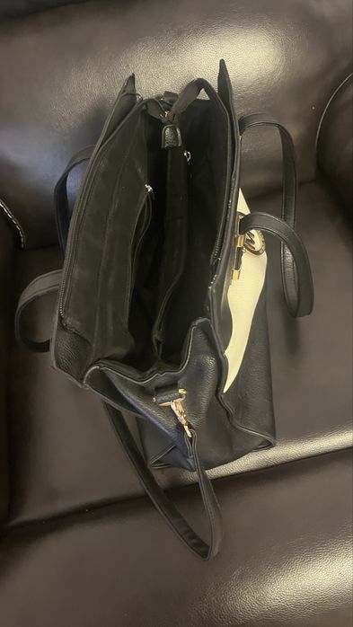Geanta femei , in cindiții bune , culoare negru cu o dunga alba , trimit si in țara prin fan courier