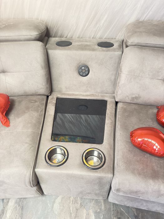 Продавам дизайнерски дивани с електрически механизъм