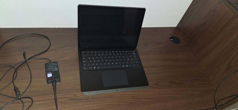 MICROSOFT Surface Laptop 3 ca nou - touchscreen 2K, i5 gen.10, 16gb ram ddr4, 256gb ssd, tastatura iluminata, carcasa aluminiu negru mat