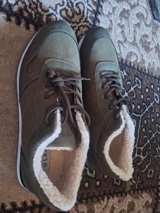 Кроссовка сотилади размер 44