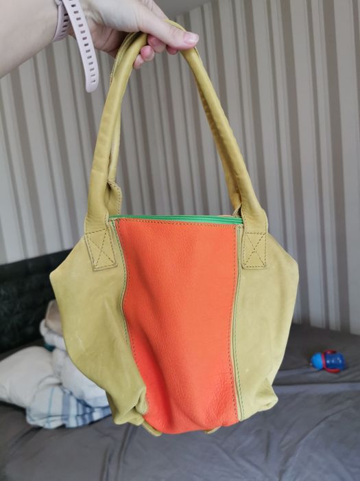 Нови дамски кожени чанти.