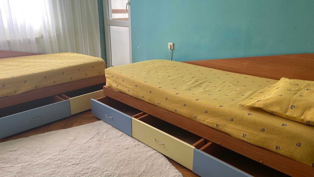 Цялостно обзавеждане за детска - легла, гардероб, етажерки, контейнер