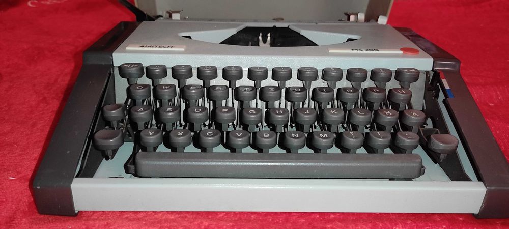 Masina de scris  portabila  ANITECH MS 200  o vand ca defecta