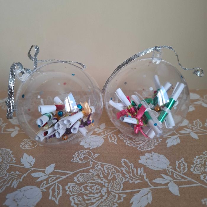 Топка с коледни късмети