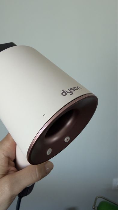 Продавам оригинален сешоар Dyson