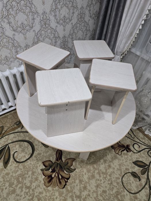 Стол высокий круглый с табуретками