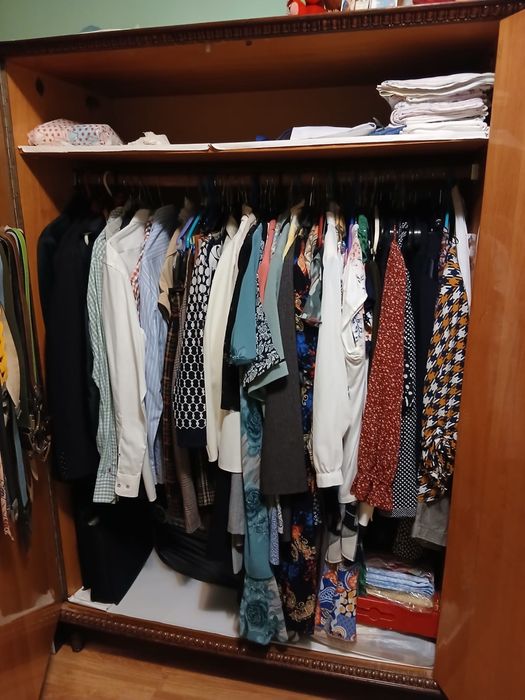 Dulap din lemn masiv vintage, fotoliu si dulap de bucatarie inclus