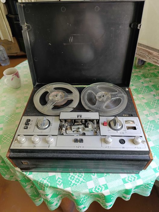 Продам катушечный МАЯК 203. Стерео. + Бобины с записями.