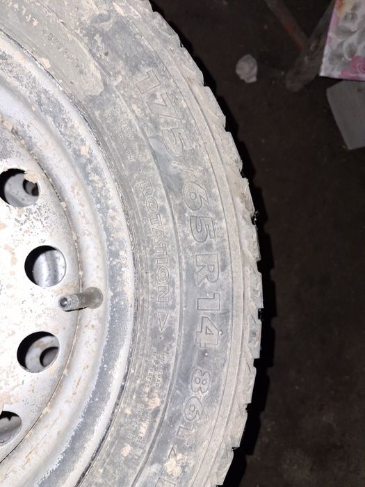 Продам шины с дисками на лада R14 зима