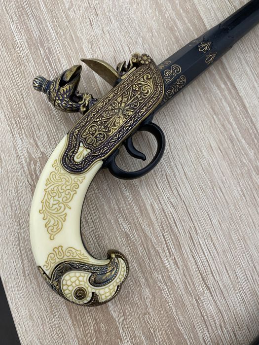 vand pistol decorativ
