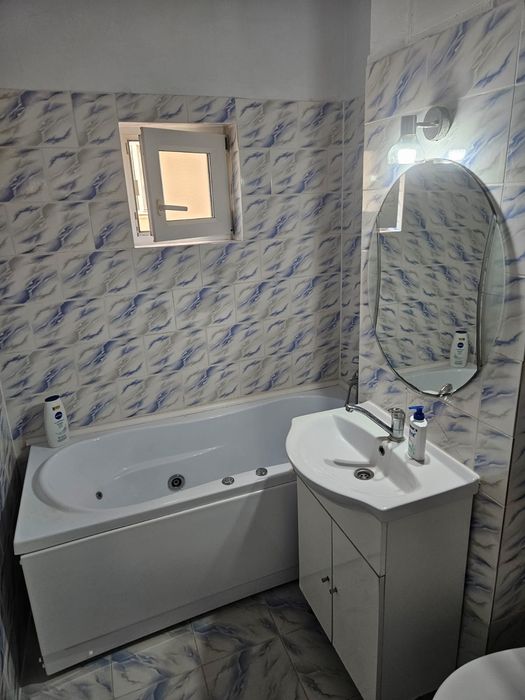 Inchiriez apartament cu 2 camere + living
