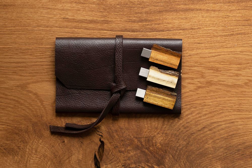 Stick USB lemn, husă de piele pentru fotografi si videografi nunti