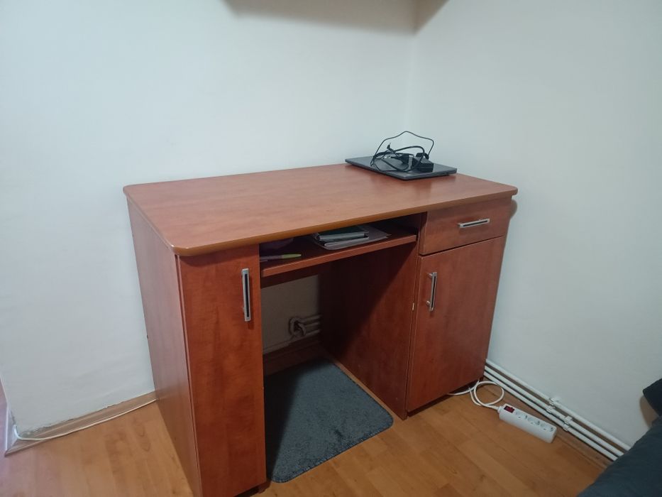 Masa  birou , cu sertare și raft