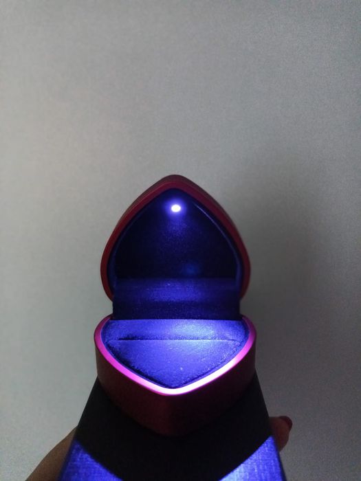 Cutie pentru inel cu lumină 01
