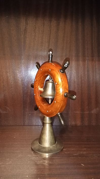 Штурвал корабельный с колоколом. Декор.