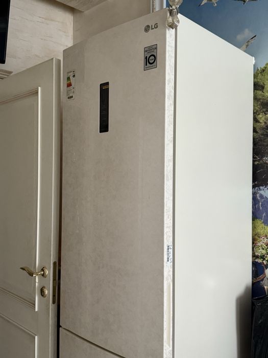 Холодильник LG.