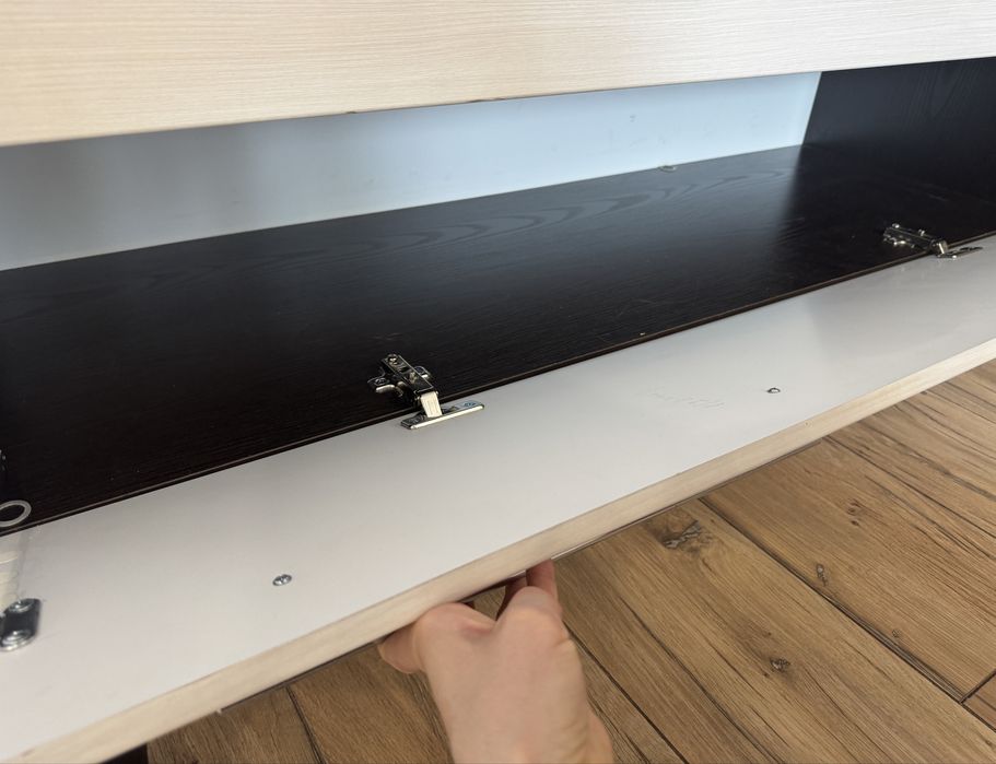 Комод в комплекте с зеркалом.