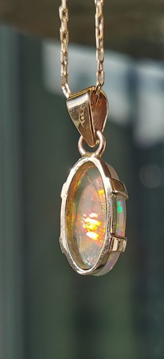 Опал от Етиопия 4,14 карата.Златен обков и ланец