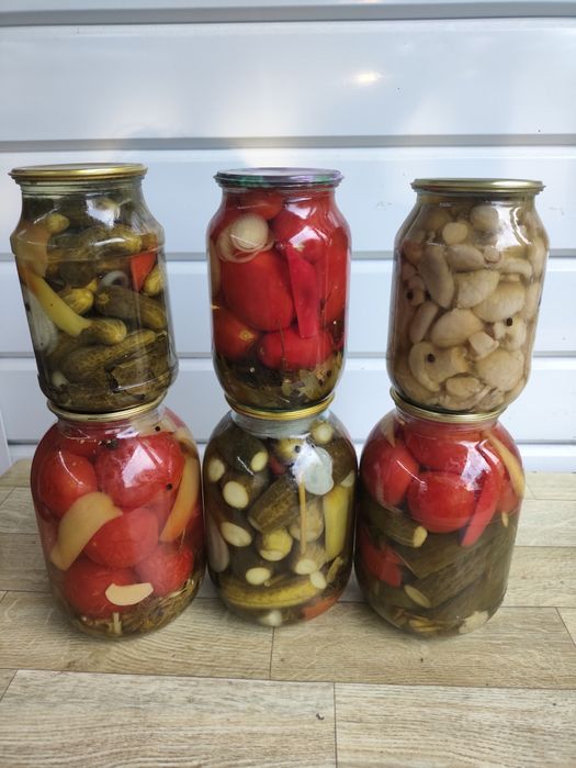 Маринованные грибы, помидоры