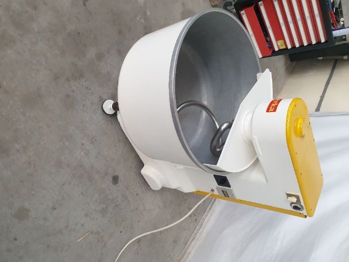 Продавам немска спирална двускоростна тестомесачка Erka 240литра