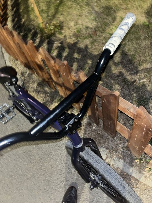 Vând BMX mov in stare foarte buna