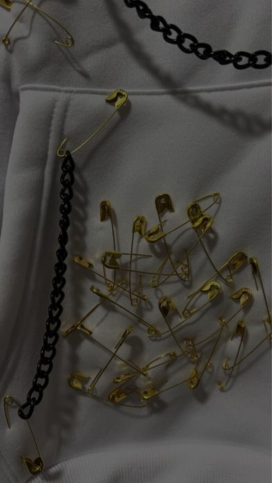 Hanorac cu detalii metalice!