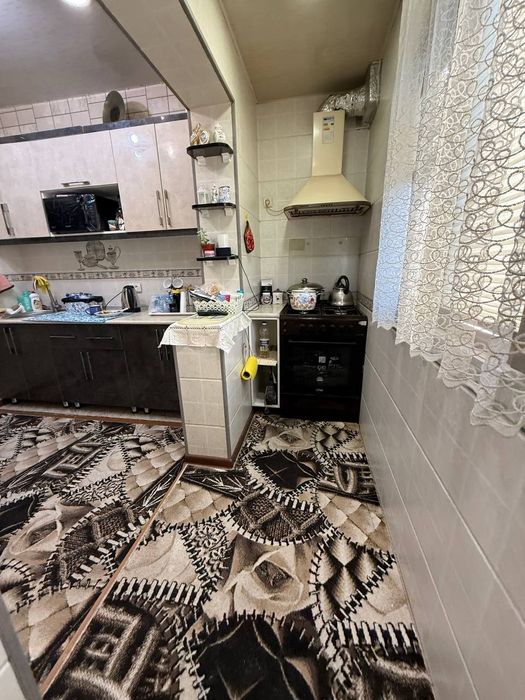 Юнусабад 4 квартал продаётся 4 комнатная 2этаж