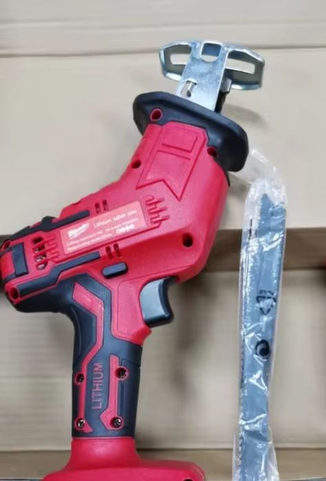 Fierăstrău sabie Milwauakee NEPROFESIONAL