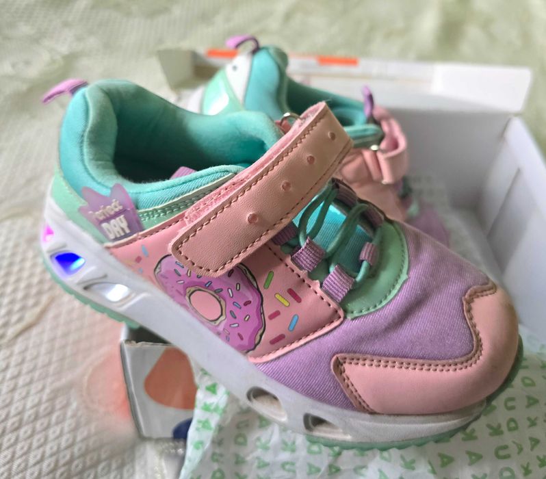 Кроссовки 30 р. светящиеся