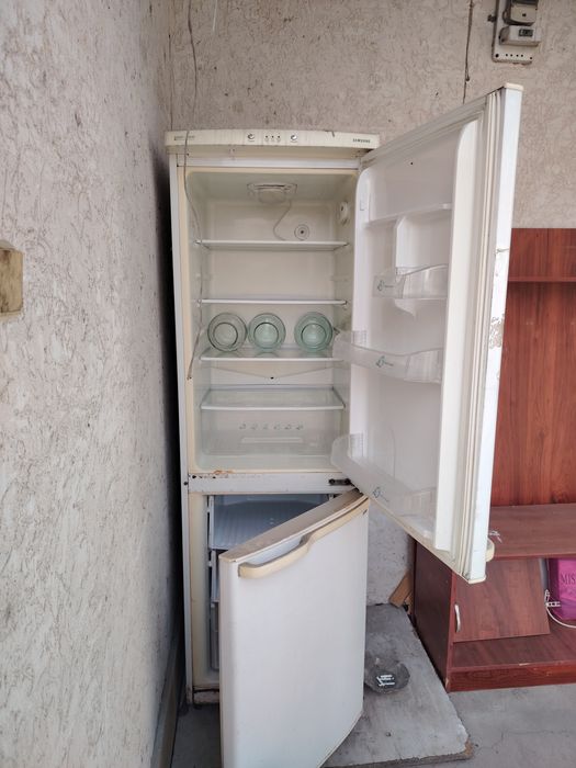 Продам холодильник б/у. Состояние среднее