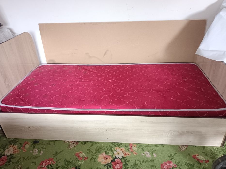 Продаётся кровать с матрасос