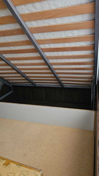 Pat 160x200 cu somiera si saltea + 2noptiere