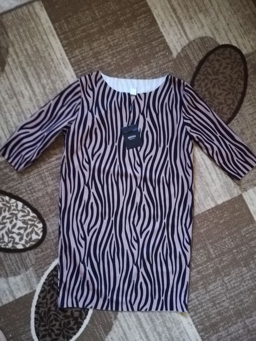 Рокля с животински принт. Нова. Стои много добре.