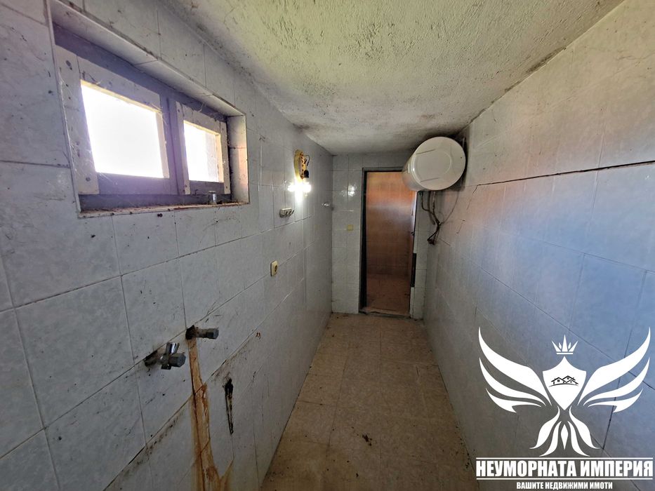 Продавам обор, краварник, склад 8110кв.м. и земя 580кв. с.Дълбок Извор