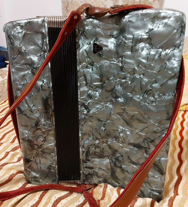 Vand acordeon marca Solo cu 120 basi