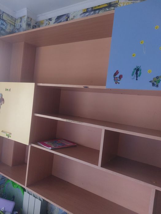 Стенка с полочками в детскую