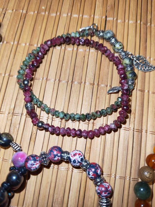 Гривни от полускъпоценни камъни. Подаръци за коледа.