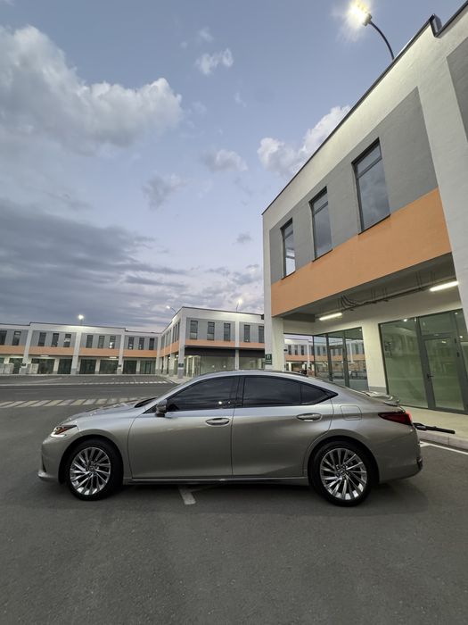 Lexus ES300 Premium Klass 2025 Model