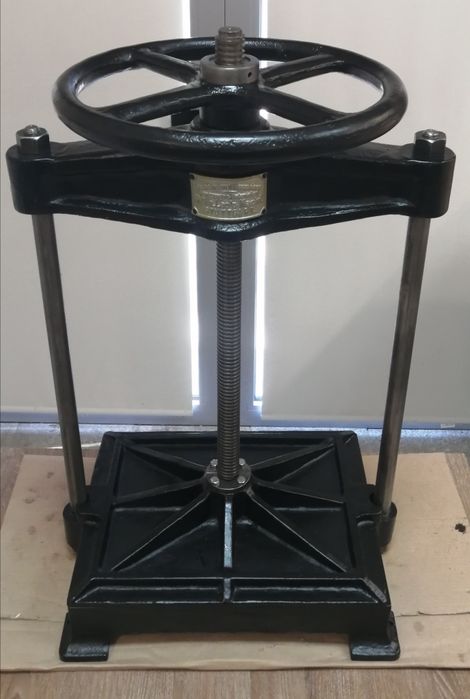 Presa legatorie model istoric