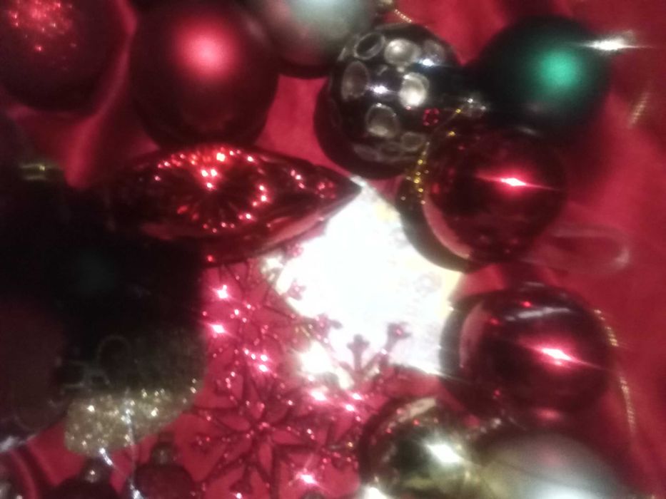 Играчки за елха и гирлянди