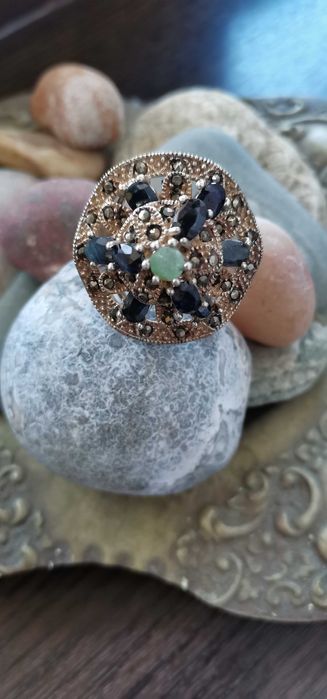 Inel realizat din argint 925, cu safire, marcasite, smarald!