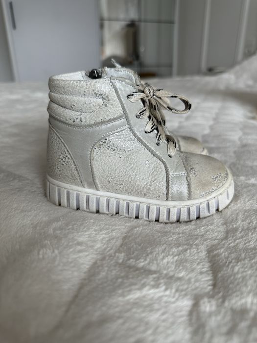 Затворени високи обувки 22 новер